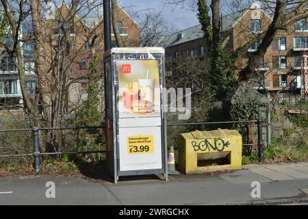McDonalds Advert on Phonebox a Southville, Bristol, Inghilterra, Regno Unito. 26 febbraio 2024. Foto Stock