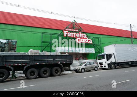 Salvador, Bahia, Brasile - 25 gennaio 2024: Veduta della facciata del nuovo negozio Ferreira Costa in costruzione a vale dos Barri nella città di Sal Foto Stock