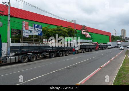 Salvador, Bahia, Brasile - 25 gennaio 2024: Veduta della facciata del nuovo negozio Ferreira Costa in costruzione a vale dos Barri nella città di Sal Foto Stock