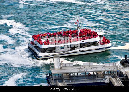 Tour in barca di gruppo Hornblower pieno di folle per tutta l'estate alle Cascate del Niagara, Ontario, Canada. Foto Stock