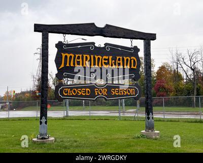 Cartello d'ingresso a Marineland, una famosa attrazione per famiglie a Niagara Falls, Ontario, Canada. Foto Stock