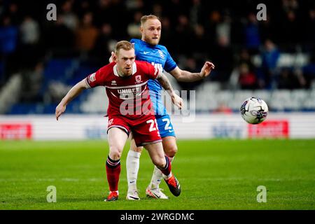 Lewis o'Brien di Middlesbrough (a sinistra) e Alex Pritchard di Birmingham City si battono per il pallone durante il match del campionato Sky Bet a St. Andrew's al Knighthead Park, Birmingham. Data foto: Martedì 12 marzo 2024. Foto Stock