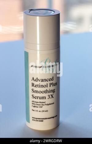 Retinol Plus Soothing Serum è disponibile presso Dr. Rhonda Pomerantz Dermatology, 2024, New York City, USA Foto Stock