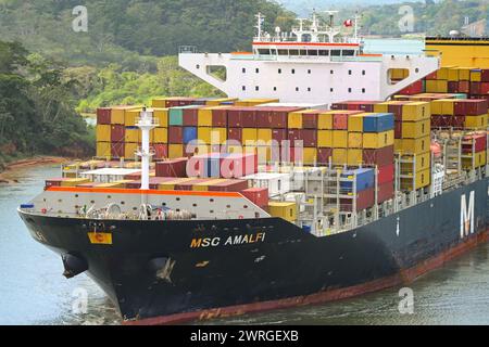 Canale di Panama, Panama - 23 gennaio 2024: Vista ravvicinata della nave container MSC Amalfi che naviga sul Canale di Panama Foto Stock