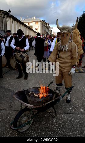 Maschere di Abanto-Zierbena (Euskadi) in Vibo maschera di Viana do Bolo, Ourense, Spagna Foto Stock