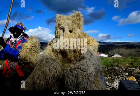 Maschera di Abanto-Zierbena (Euskadi) a Viana do Bolo, Ourense, Spagna Foto Stock