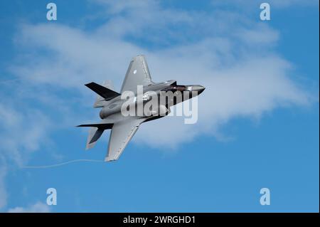 Un F-35A Lightning II della Royal Netherlands Air Force conduce un volo di familiarizzazione su un'area di addestramento di basso livello per Red Flag-Nellis 24-2, 7 marzo 2024. L'integrazione di asset di quinta generazione, come l'F-35, è un passo fondamentale verso il miglioramento della nostra sicurezza collettiva. Questi velivoli avanzati offrono funzionalità senza precedenti, tra cui stealth potenziato, fusione dei sensori e connettività di rete, che ci consentono di mantenere la superiorità aerea e scoraggiare potenziali avversari. (Foto U.S. Air Force di William R. Lewis) Foto Stock