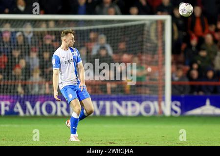 Walsall, Regno Unito. 12 marzo 2024. George Ray di Barrow dirige la palla in salvo durante la partita EFL Sky Bet League 2 tra Walsall e Barrow al Poundland Bescot Stadium, Walsall, Inghilterra, il 12 marzo 2024. Foto di Stuart Leggett. Solo per uso editoriale, licenza richiesta per uso commerciale. Non utilizzare in scommesse, giochi o pubblicazioni di singoli club/campionato/giocatori. Crediti: UK Sports Pics Ltd/Alamy Live News Foto Stock