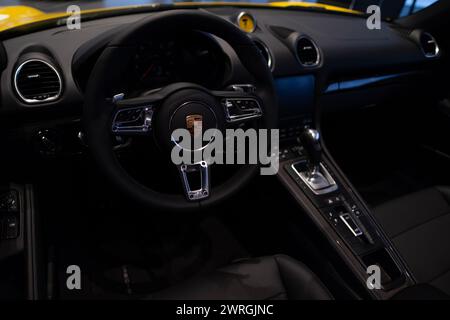 Volante, interni, abitacolo Porsche Boxster Cabrio 718 Spyder RS, auto da corsa, in mostra le prestazioni automobilistiche, ingegneria tedesca, Automotive p Foto Stock