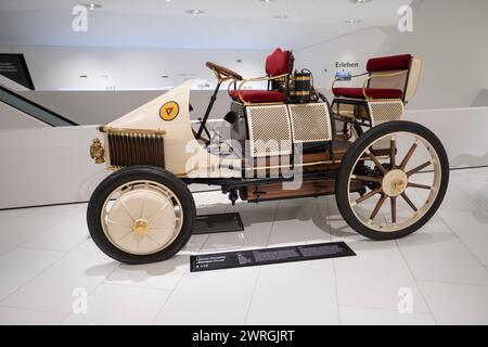 Porsche Semper Vivus 1900 bianco d'epoca, esposizione di auto ibride classiche Porsche Museum, stile retrò Oldtimer, passione automobilistica, storia industria automobilistica Foto Stock