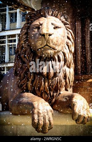 Statua del Leone e fontana nel centro di Piazza Macedonia nella città di Skopje Foto Stock