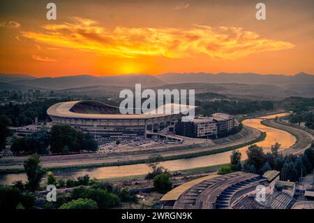 Tramonto sullo stadio sportivo 'National Arena Todor Proeski' di Skopje. Con una capienza di poco più di 33.000, la National Arena è lo stadio più grande Foto Stock
