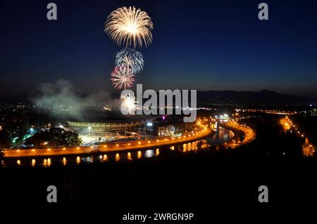 Fuochi d'artificio sullo stadio sportivo 'National Arena Todor Proeski' di Skopje. Con una capienza di poco più di 33.000, l'Arena Nazionale è la più importante delle Foto Stock