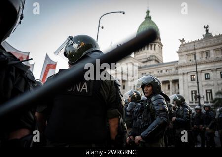 Agenti di polizia visti di fronte al Congresso durante la manifestazione. La legge Omnibus di oltre 600 articoli presentati dal presidente Javier Milei ha portato decine di ore di dibattito parlamentare, accompagnato da diversi giorni di resistenza popolare nelle strade che circondano il Congresso Nazionale. Questi giorni sono stati segnati dal filo politico, dal negoziato, dal avanti e indietro, dalla protesta e dalla repressione. L'anno del 2024 a Buenos Aires, Argentina, è iniziato con gas lacrimogeni, bastoni, proiettili di gomma e leggi che sono salite e sono cadute in commissione. Foto Stock