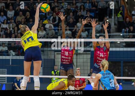 Milano, Italia. 12 marzo 2024. Spike di Arina Fedorovtseva (Fenerbahce Opet Istanbul) durante Allianz vero Volley Milano vs Fenerbahce Open Istanbul, CEV Champions League Women volley match a Milano, Italia, 12 marzo 2024 Credit: Independent Photo Agency/Alamy Live News Foto Stock