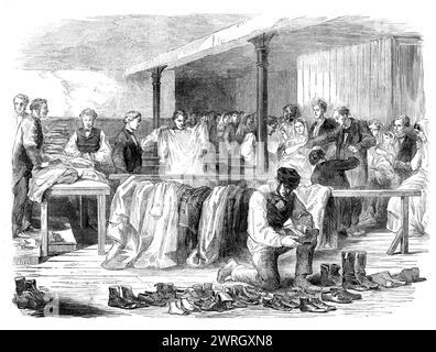 The Cotton Famine: The Manchester and Salford Provident Society Distributing Clothes, 1862. Donazioni di beneficenza per lavoratori tessili del Lancashire disoccupati. "Il nostro artista ha... fatto uno schizzo di quella parte dell'edificio dove le balle sono ricevute a Manchester, che è dedicata alla composizione dei pacchi di abbigliamento da distribuire in città. Il conte di Ducie ha messo a disposizione del comitato esecutivo l'intero magazzino di New Cannon-Street fino a giugno successivo, dove il lavoro di smistamento e imballaggio coinvolge dodici uomini. Ogni confezione non è specificatamente AS Foto Stock