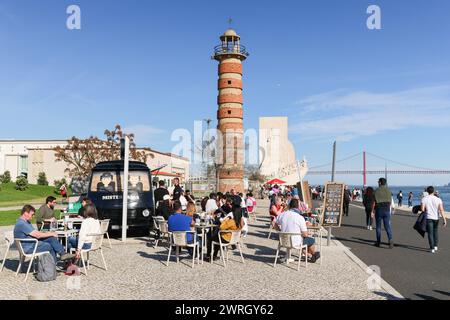 Belém, Lisbona, Portogallo, 18 febbraio 2024, l'azienda Mister Tapas serve deliziose tapas appena preparate Foto Stock