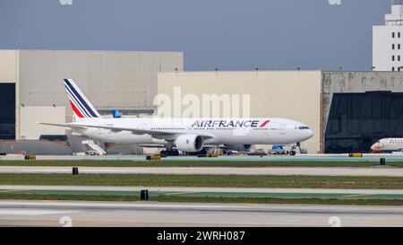 F-GSQC Air France Boeing 777-328ER AM Los Angeles International Airport LAX / KLAX Los Angeles, Kalifornien, USA, Vereinigte Staaten von Amerika, 17.02.2024 *** F GSQC Air France Boeing 777 328ER presso l'aeroporto internazionale di Los Angeles LAX KLAX Los Angeles, California, USA, Stati Uniti d'America, 17 02 2024 Foto Stock