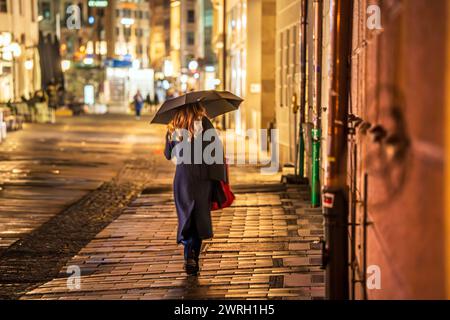 Frau abends in der Innenstadt unterwegs, München, 12. März 2024 Deutschland, München, 12. März 2024, Frau abends in der Innenstadt unterwegs, mit Regenschirm, um 21 Uhr, Altstadt, Stadt, Bayern, *** donna fuori e intorno nel centro della città la sera, Monaco di Baviera, 12 marzo 2024 Germania, Monaco di Baviera, 12 marzo 2024, donna fuori e intorno nel centro della città la sera, con ombrellone, alle 21:00, città vecchia, città, Baviera, Foto Stock