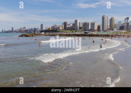Mar del Plata, Argentina - 15 gennaio 2024: Turisti che nuotano alla spiaggia Stella Maris di Mar del Plata. Foto Stock