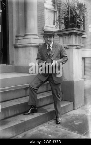 Dalhart, tra c1915 e c1920. Mostra la cantante country Marion Try Slaughter (1883-1948), conosciuta anche come Vernon Dalhart, con una macchina fotografica. Foto Stock