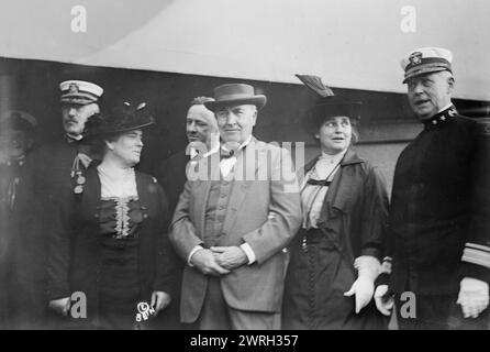 Josephus Daniels &amp; moglie, Thos. Edison &amp; moglie, 1914 anni. Mostra Segretario della Marina, Josephus Daniels (1862-1948) e sua moglie (Addie Worth Bagley Daniels) e Thomas Alva Edison (1847-1931) con sua moglie (Mina Miller). Il gruppo era in visita al Brooklyn Navy Yard, New York City. Foto Stock