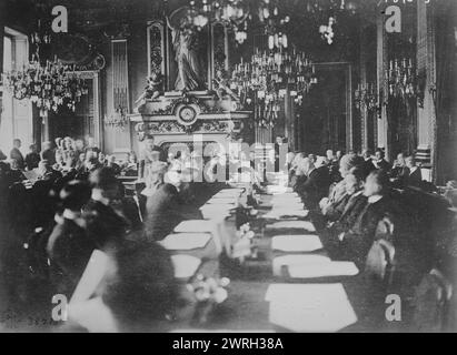 Conferenza di pace, 18 gennaio 1919. Partecipanti alla conferenza di pace di Parigi (conferenza di pace di Versailles) al Salon de l'Horloge (sala dell'orologio), Quai d'Orsay, Ministero degli affari Esteri francese, Parigi, Francia. Il presidente francese Poincare ha presentato il suo discorso di apertura, il 18 gennaio 1919. Foto Stock