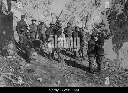 I divertimenti dei soldati italiani presso l'avamposto di montagna, tra il 1915 e il 1920. Foto Stock