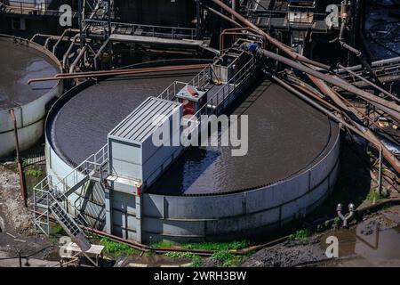 Bacino di galleggiamento rotondo presso l'impianto di medicazione del minerale, vista aerea. Foto Stock