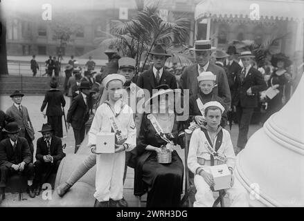 Oliver Harriman Family &amp; Junior Naval Scouts, 1918. La famiglia dell'agente di cambio Oliver Harriman Jr. (1862-1940) comprendeva sua moglie Grace Carley Harriman e i figli Oliver Carley, John e Borden con due Junior Naval Scout. Stanno raccogliendo donazioni per il fondo della seconda guerra mondiale della Croce Rossa americana durante la prima guerra mondiale Foto Stock