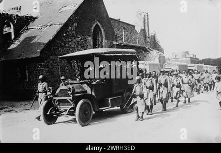 Funerale britannico, Cugny, tra il c1915 e il c1920. Veicolo e soldati che passano davanti a una chiesa durante un funerale a Cugny, in Francia, probabilmente durante la prima guerra mondiale Foto Stock