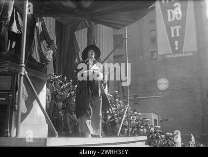 Edna De Lima, 1918. La cantante d'opera soprano Edna de Lima ad una manifestazione per la quarta campagna di prestito della libertà, Federal Hall, New York City nel 1918 durante la prima guerra mondiale Foto Stock