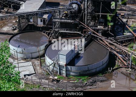 Bacino di galleggiamento rotondo presso l'impianto di medicazione del minerale, vista aerea. Foto Stock