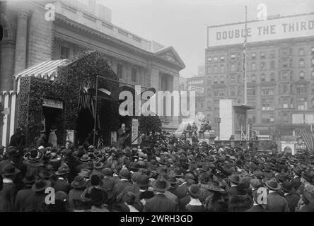 Liberty Theatre, aprile o maggio 1918. Il Liberty Theater della Stage Women's War Relief Association di fronte alla New York Public Library sulla 5th Avenue e sulla 42nd Street a New York City dove si tennero spettacoli e discorsi per fare appello al pubblico per acquistare Liberty Bonds. Il teatro faceva parte del terzo Liberty Loan drive, che si tenne dal 6 aprile 1918 al 4 maggio 1918 durante la prima guerra mondiale Foto Stock