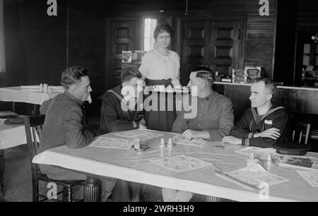 Barnard Canteen, 1918 o 1919 anni. Soldati seduti intorno a un tavolo nella Columbia University Gould Boathouse, 115th e Riverside Drive, New York City. Il Barnard College istituì una mensa nella casetta per i soldati che viaggiavano attraverso New York City tornando a casa dalla prima guerra mondiale La mensa è stata aperta il 6 marzo 1918 e chiusa il 24 marzo 1919. Foto Stock