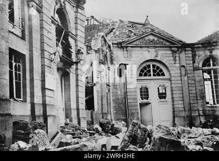 Verdun, ingresso al Palazzo dell'Arcivescovo, 1916. Danni al palazzo arcivescovile di Verdun, Francia durante la prima guerra mondiale Foto Stock