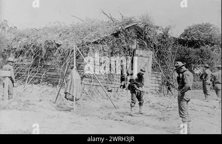 Casa mimetizzata di marines in Francia, 21 maggio 1918 (data creata o pubblicata successivamente). Soldati americani dei Quinto Marines di fronte ad una capanna di legno ricoperta di bastoni e foglie a Menancourt, in Francia, durante la prima guerra mondiale Foto Stock