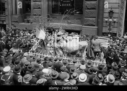 Milk for France, maggio 1918. Una mostra che include un uomo e una mucca a sostegno del Comitato per il latte libero per la Francia fuori dal Welles Building (Seaboard National Bank), 10-18 Broadway, New York City, durante la prima guerra mondiale Foto Stock