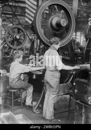 In un negozio di Detroit, 26 dicembre 1917 (data creata o pubblicata successivamente). Due donne che indossano la tuta mentre lavorano in una fabbrica a Detroit, Michigan, durante la prima guerra mondiale Foto Stock