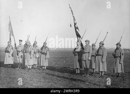 Lufberry al Guynemer Memorial, 1917 o 1918. Pilota di caccia Gervais Raoul Lufbery (1885-1918) che ha prestato servizio nell'aviazione francese e nel servizio aereo dell'esercito americano durante la prima guerra mondiale Sta frequentando un memoriale per il pilota di caccia Georges Guynemer (1894-1917). Foto Stock