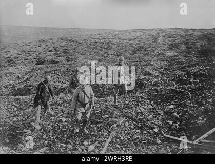 Chaplain &amp; barella portatrici, Francia, 27 agosto 1917. Terreno recuperato vicino al fiume Mosa, vicino a Beaumont, il 27 agosto 1917. Cappellano e portatore di barella che esplorano la "terra di nessuno" per soldati feriti e morti. Foto Stock