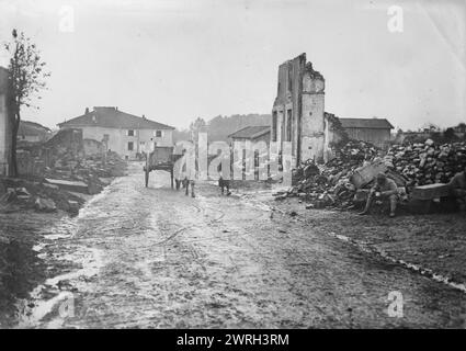 Villaggio nella somme, entrata ad Albert, tra c1915 e c1920. Danni causati dalla prima guerra mondiale ad Albert, un comune del dipartimento somme in Piccardia, nel nord della Francia. Foto Stock