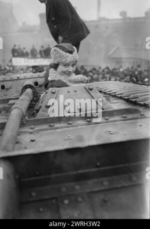 Signorina Slater, marzo 1918. Ray (Slater) Murphy (1895-1985) che sposò James Bumgardner Murphy. È nel carro armato britannico Britannia che ha servito sul fronte delle Fiandre nella prima guerra mondiale Nel 1918 la Britannia visitò New York City e apparve nel cantiere del tribunale dietro il Municipio. Foto Stock