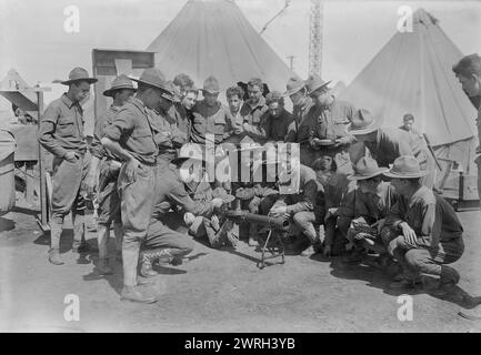 Lewis, mitragliatrice Crew, Camp Mills, 10 luglio 1917 (data creata o pubblicata più tardi). Soldati con mitragliatrici Lewis a Camp Albert L. Mills (Camp Mills) Long Island, New York. Foto Stock