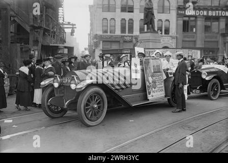 L'auto della Lega delle casalinghe, 1917. Union Square, New York City, mostra le donne della National Housewives League in un'auto con un poster scritto "New York Food Aid Committee" che è stato nominato nel 1917 durante la prima guerra mondiale Foto Stock