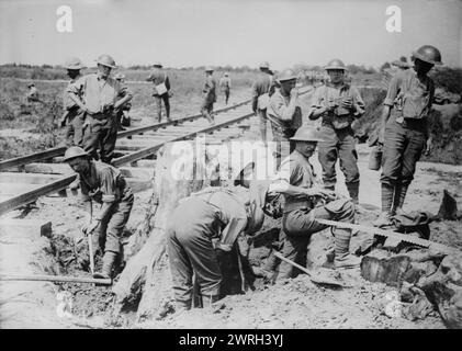 British Building Railroad, 28 luglio 1917. Soldati britannici che posero una linea ferroviaria leggera vicino a Boesinghe, Belgio, il 28 luglio 1917 durante la battaglia di Passchendaele (la terza battaglia di Ypres) durante la prima guerra mondiale Foto Stock