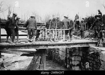 Ingegneri britannici che riparano il ponte, tra il c1915 e il 1918. Ingegneri britannici che riparano un ponte, probabilmente durante la prima guerra mondiale Foto Stock