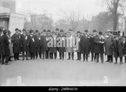 Liberty Loan Parade, 25 ottobre 1917. Mostra (da sinistra a destra) Thomas William Lamont Jr.; William Woodward, presidente Hanover National Bank; Charles H. Sabin, presidente Guaranty Trust Company; Martin Vogel, assistente tesoriere Stati Uniti; Gates W. McGarrah, presidente Mechanics and Metals Bank; James S. Alexander, presidente National Bank of Commerce; M. Schiff di Kuhn, Loeb &amp; Co.; Allen B. Forbes di Harris, Forbes &amp; Co.; Seward Prosser, president Bankers' Trust Company; Albert H. Wiggins, president Chase National Bank; J.P. Morgan; Walter E. Frew, president Corn Exchange Bank; James N. W Foto Stock