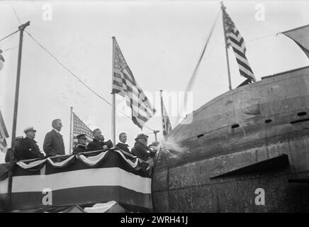 BATTESIMO "U-BUY-A-BOND", 1917. Il chistening del SM UC-5, un sottomarino tedesco di tipo UC i (U-boat) che fu catturato dagli Alleati, portato a New York e ribattezzato U-Buy-a-Bond. Il sottomarino è stato battezzato dalla signora Guy Emerson, moglie del vicepresidente della National Bank of Commerce e segretario del Liberty Loan Committee. Il sottomarino prese parte alla Liberty Loan Parade a New York il 25 ottobre 1917. Foto Stock