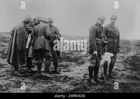 Gen. Allenby, Re Alberto, 16 maggio 1917. Alberto i del Belgio con il generale britannico Edmund Allenby sul terreno ad est di Tilloy-le`s-Mofflaines, Pas-de-Calais, Francia, che fu catturato il 9 aprile 1916 durante la prima battaglia della scarpa, il 16 maggio 1917 durante la prima guerra mondiale Foto Stock